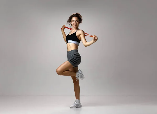 날씬하고 스튜디오 배경에 운동복을 소녀의 스포츠 생활의 아름다움 — 스톡 사진