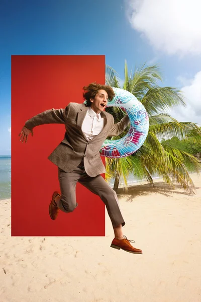 Podekscytowany Biznesmen Formalnych Strojach Trzymający Krąg Pływacki Skaczący Plaży Dłońmi — Zdjęcie stockowe