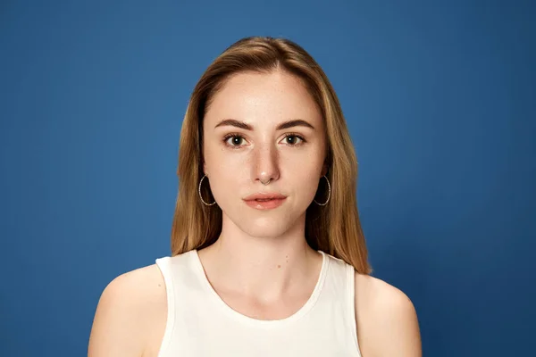 Portrét Mladé Blondýny Pózující Dívající Kameru Klidnou Pozornou Tváří Pozadí — Stock fotografie