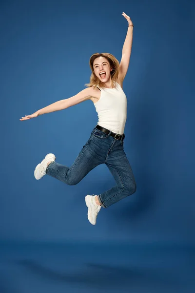Полнометражный Портрет Молодой Женщины Повседневной Одежде Позирующей Прыгающей Счастья Волнения — стоковое фото