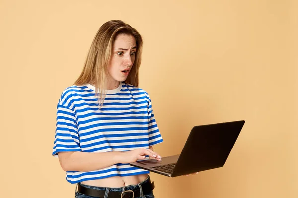 Porträt Eines Jungen Mädchens Gestreiftem Hemd Mit Laptop Vor Gelbem — Stockfoto