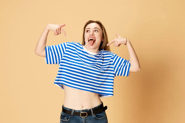 Zabawna Gryząca Twarz Portret Emocjonującej Młodej Dziewczyny Pasiastej Koszulce Pozycjonowanej — Zdjęcie stockowe