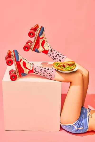 Стрункі Жіночі Ноги Вінтажних Роликах Смачним Хот Догом Рожевому Тлі — стокове фото