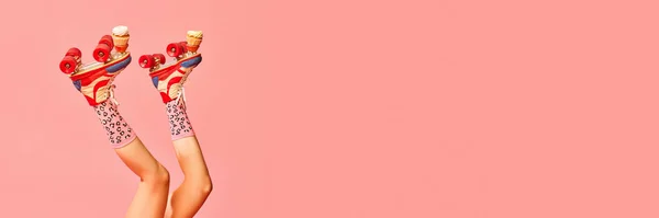 Женские Ноги Винтажных Роликах Вкусными Кексами Торты Розовом Фоне Креативная — стоковое фото