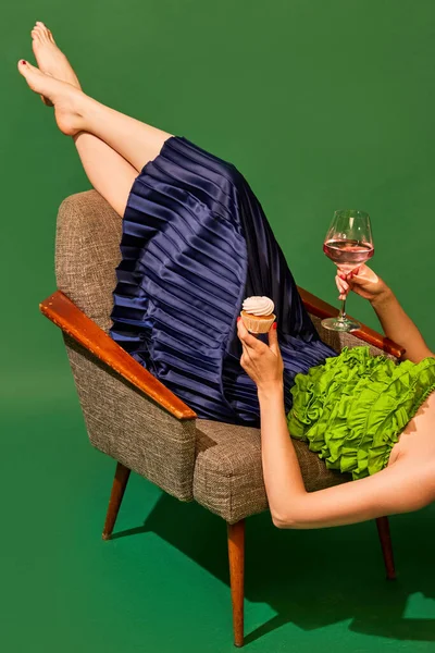 Vrouw Liggend Fauteuil Rozenwijn Drinkend Zoete Muffin Etend Weer Groene — Stockfoto