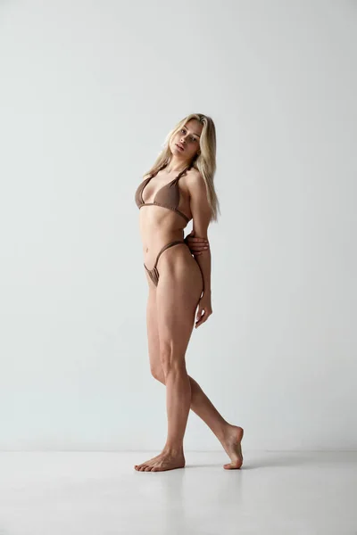 Ganzkörperbild Einer Jungen Blonden Frau Mit Schlankem Durchtrainiertem Gebräunten Körper — Stockfoto