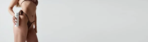 Przycięty Obraz Szczupłego Opalonego Ciała Stroju Kąpielowym Model Pozowanie Balsamem — Zdjęcie stockowe