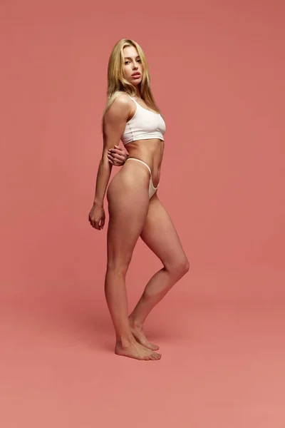 Ganzkörperbild Einer Jungen Blonden Frau Mit Schlankem Durchtrainiertem Gebräunten Körper — Stockfoto