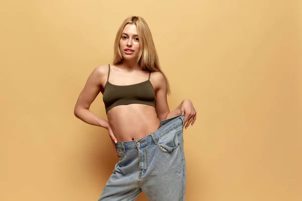 Happy Young Woman Slim Body Posing Giant Oversized Jeans Yellow — Stock Photo, Image