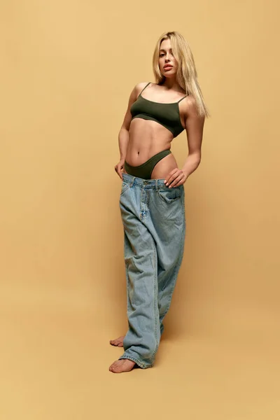Young Beautiful Woman Slim Body Posing Giant Oversized Jeans Yellow — Stock Photo, Image