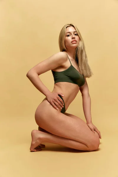 Тело Позитивно Красивая Молодая Блондинка Стройная Фигура Тело Зеленом Нижнем — стоковое фото