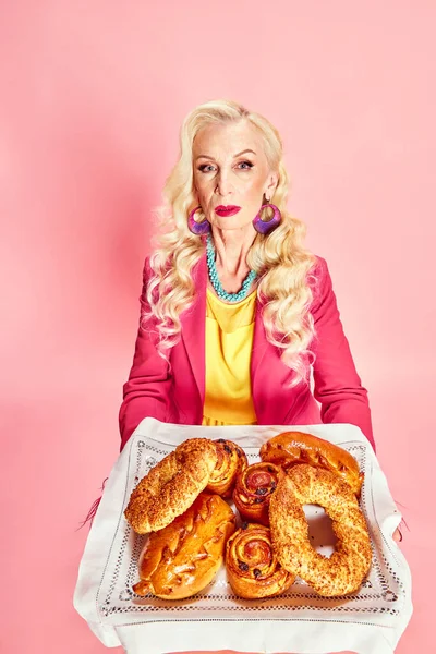 Retrato Mulher Sênior Maquiagem Brilhante Roupas Coloridas Resfriando Pães Recém — Fotografia de Stock
