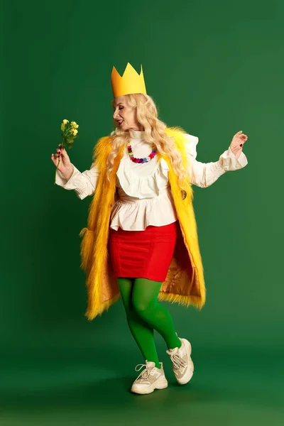 Pełnowymiarowy Portret Stylowej Pięknej Seniorki Kolorowych Ubraniach Pozujących Kwiatem Zielonym — Zdjęcie stockowe