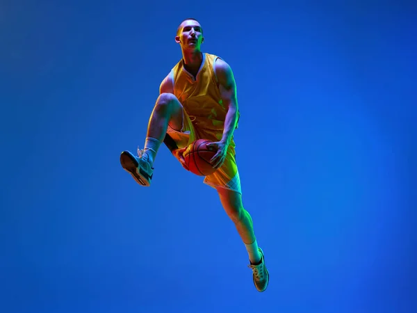 Joven Musculoso Jugador Baloncesto Profesional Movimiento Entrenamiento Salto Con Pelota — Foto de Stock