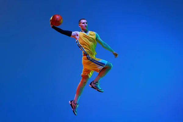 Muskulöser Junger Mann Gelber Uniform Basketballspieler Während Des Spiels Mit — Stockfoto