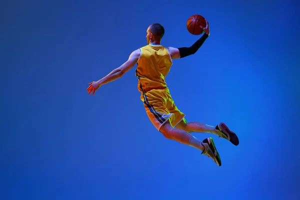 Zpět Pohled Obrázek Mladého Mužského Basketbalisty Žluté Uniformě Trénink Skákání — Stock fotografie
