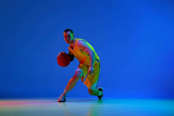 Junger Mann Basketballspieler Gelber Uniform Während Des Spiels Dribbelt Ball — Stockfoto