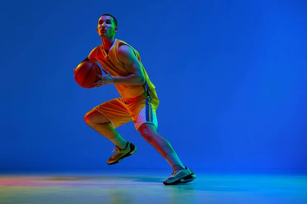 Dynamiczny Obraz Młodego Koszykarza Żółtym Mundurze Podczas Gry Trening Tle — Zdjęcie stockowe
