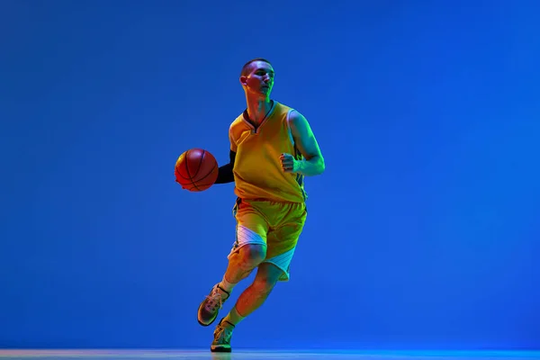 Dynamiczny Obraz Młodego Człowieka Koszykarz Ruchu Podczas Gry Trening Tle — Zdjęcie stockowe