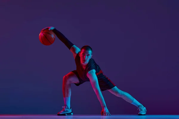 Concentrazione Motivazione Giovanotto Giocatore Basket Movimento Con Palla Sullo Sfondo — Foto Stock