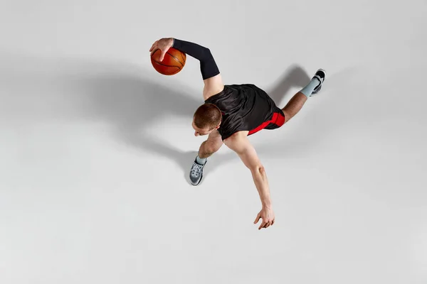 Dynamisch Beeld Van Professionele Sporter Basketbalspeler Beweging Met Bal Tijdens — Stockfoto