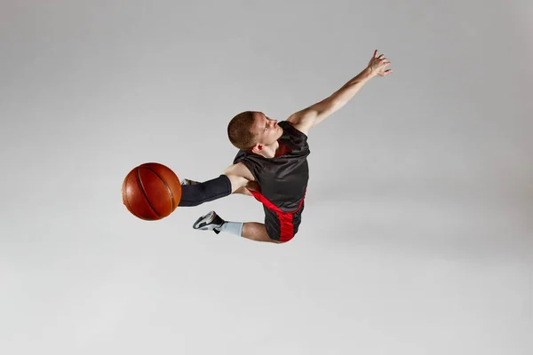 Dynamisch Beeld Van Mannelijke Basketbalspeler Beweging Springen Met Bal Tegen — Stockfoto