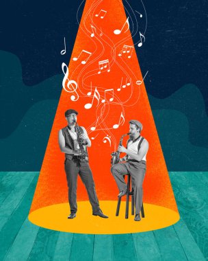 Sahnede sahne ışıklarıyla saksafon çalan retro elbiseli iki adam. Çağdaş sanat kolajı. Müzik anlayışı, yaşam tarzı, ses sanatı, performans. Yaratıcı parlak tasarım