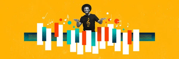 Hombre Africano Talentoso Cantando Micrófono Tocando Piano Sobre Fondo Amarillo — Foto de Stock