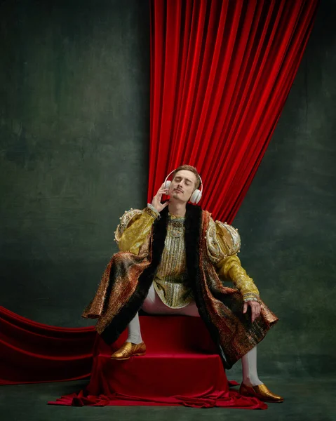 헤드폰으로 음악을 왕자의 어두운 빈티지 배경을 르네상스 리메이크 모더니즘의 — 스톡 사진