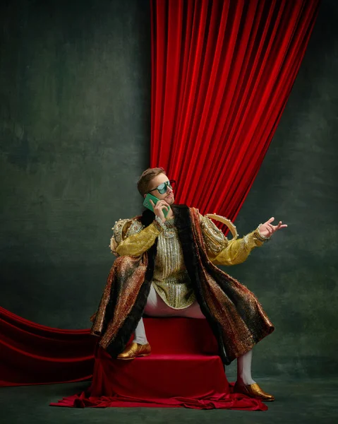 Portret Van Een Koninklijk Persoon Prins Retro Kleding Pratend Mobiele — Stockfoto