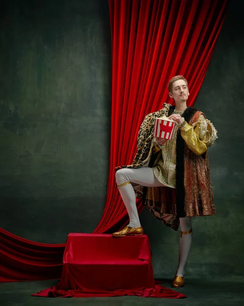 Portret Młodego Mężczyzny Królewskiego Księcia Eleganckim Kostiumie Jedzącego Popcorn Ciemnozielonym — Zdjęcie stockowe