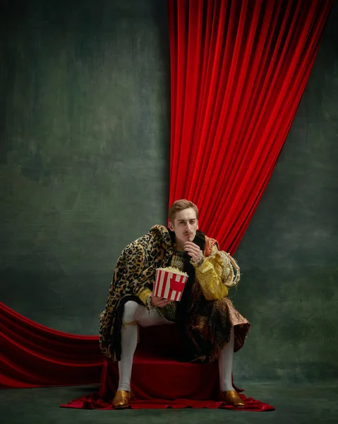 Porträt Eines Jungen Mannes Prinz Mit Nachdenklichem Gesicht Und Popcorn — Stockfoto
