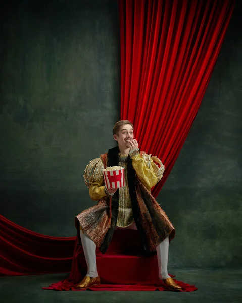 Portret Uśmiechniętego Młodzieńca Królewskiej Osoby Księcia Jedzącego Popcorn Oglądającego Komedię — Zdjęcie stockowe