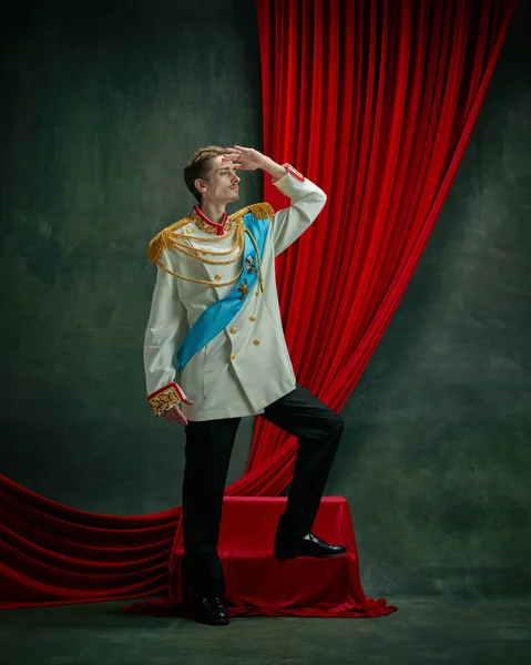 Portrét Mladého Muže Královské Osobnosti Krále Vévody Elegantním Kostýmu Stojící — Stock fotografie
