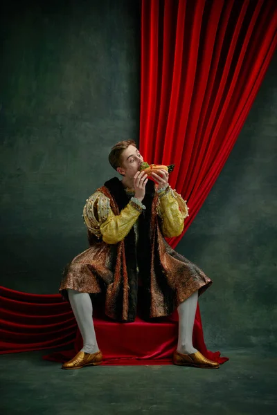 Portret Młodego Człowieka Osoba Królewska Zabytkowej Odzieży Emocjonalnie Jedząca Pyszne — Zdjęcie stockowe