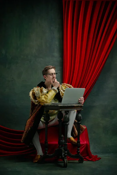 Jovem Príncipe Duque Pessoa Real Com Rosto Atencioso Trabalhando Laptop — Fotografia de Stock