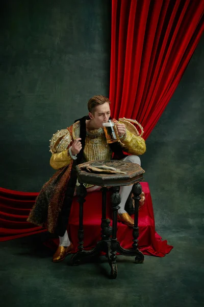 Junger Mann Vintage Kleidung Königliche Person Prinzessin Sitzend Und Bier — Stockfoto