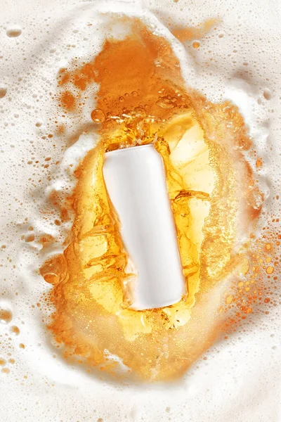 Dosenflasche Pils Taucht Schäumende Bierspritzer Kühlen Kühlen Drink Erfrischung Trinkästhetik — Stockfoto