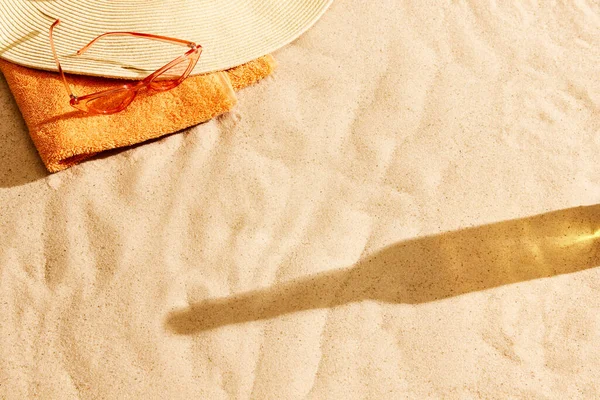 Schatten Einer Bierflasche Auf Warmem Sand Texturiertes Bild Beach Chill — Stockfoto
