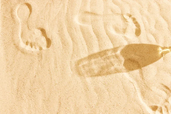 Schatten Von Bierglas Auf Warmem Sand Texturiertes Bild Strandchili Warmen — Stockfoto