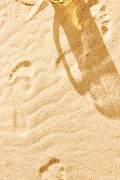 Schatten Von Bierkrug Auf Warmem Sand Texturiertes Bild Strandchili Warmen — Stockfoto