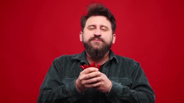 Skægget Mand Følelsesmæssigt Spise Rød Hot Chili Peber Rød Studie – Stock-video
