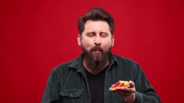 Pikantny Smak Brodaty Emocjonalny Mężczyzna Jedzący Kawałek Pizzy Czerwonym Pieprzem — Wideo stockowe