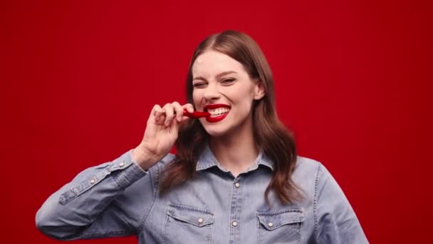 Ændrer Følelser Prety Ung Pige Med Rød Læbestift Spise Rød – Stock-video