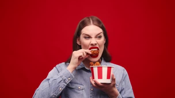 Grappig Raar Gezicht Emotionele Jonge Meisjes Die Gefrituurde Kip Eten — Stockvideo