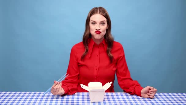 Smuk Ung Kvinde Med Grimasser Ansigt Spiser Krydret Mad Nudler – Stock-video