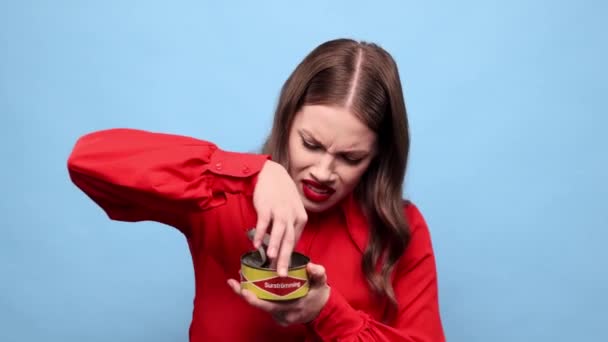 Muchacha Emocional Que Come Plato Tradicional Sueco Arenque Salado Fermentado — Vídeo de stock