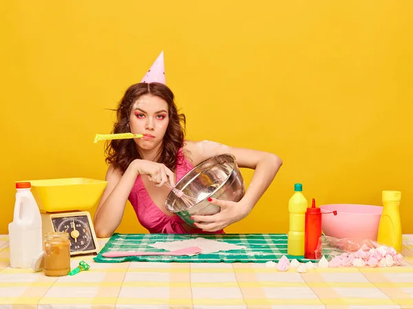 Junges Mädchen Mit Hellem Make Und Geburtstagskappe Die Kuchen Für — Stockfoto