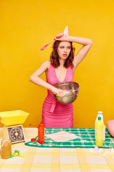 Jonge Mooie Verjaardag Meisje Jurk Heldere Make Koken Taart Het — Stockfoto