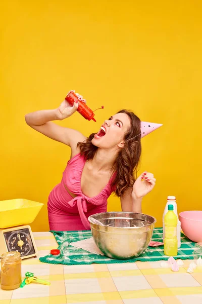 Que Divertido Menina Com Maquiagem Brilhante Emocional Comer Molho Bolo — Fotografia de Stock